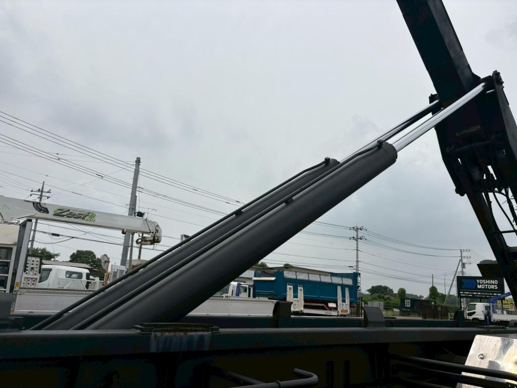 日野 プロフィア QDG-FS1EWBA(6x4)の写真9