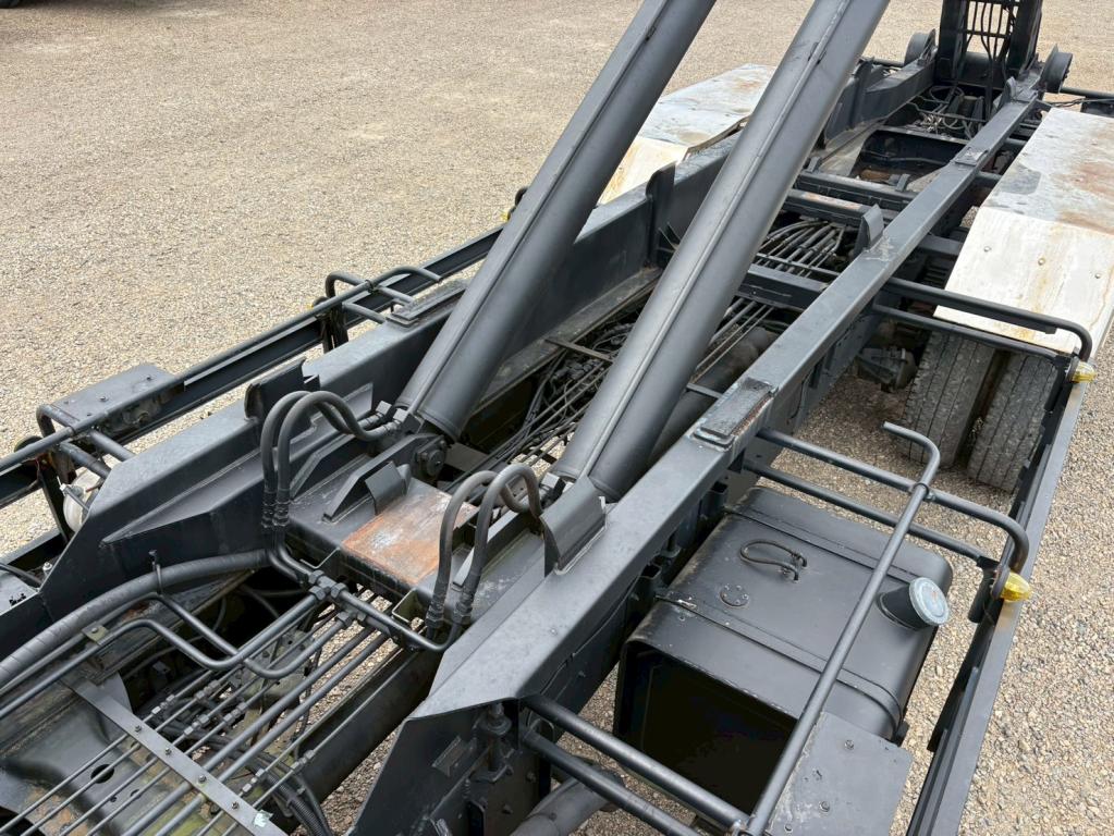 日野 プロフィア QDG-FS1EWBA(6x4)の写真11