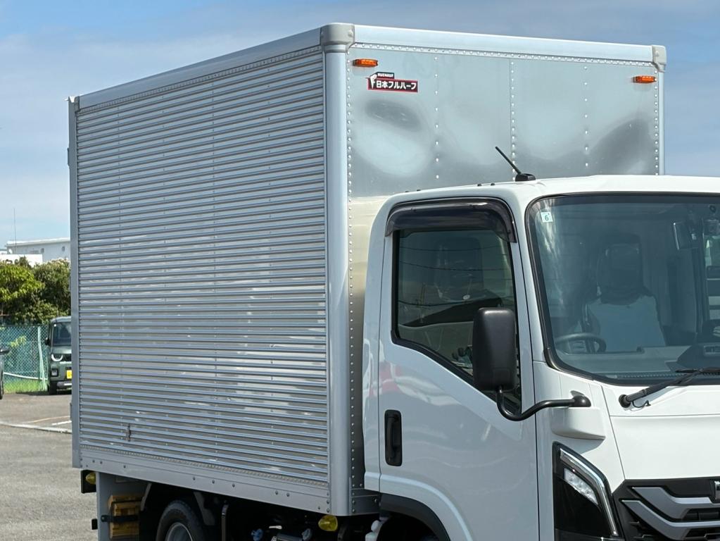 いすゞ エルフ 2TG-NLR88AM(2WD)の写真5