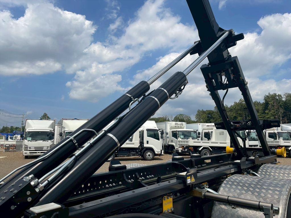 いすゞ ギガ 2PG-CYZ77DM(6x4)の写真9