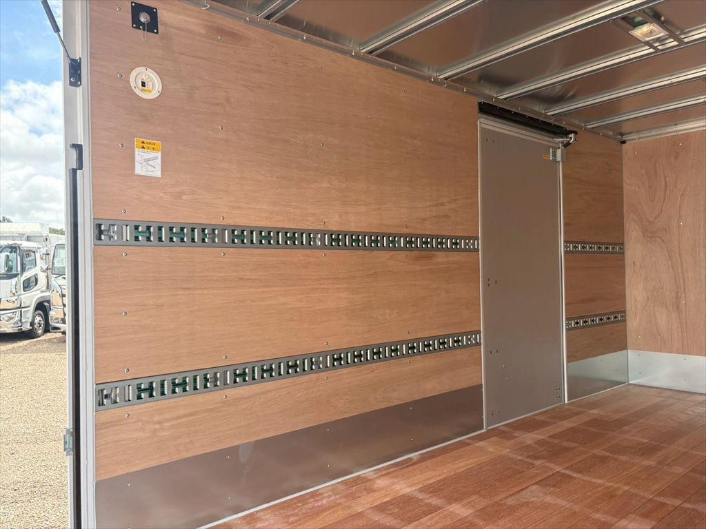 三菱 キャンター 2RG-FEB80(2WD)の写真9