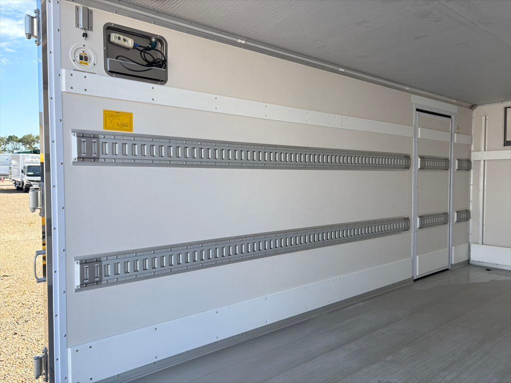 三菱 キャンター 2RG-FEB80(2WD)の写真9