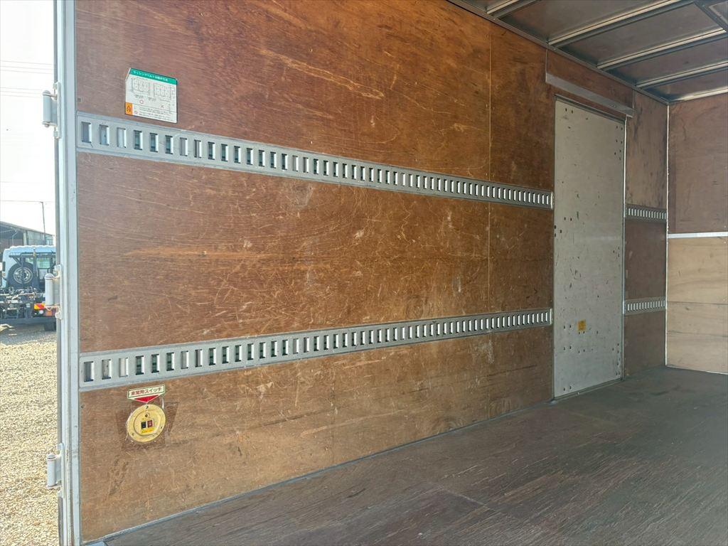 いすゞ エルフ TPG-NMR85AN(2WD)の写真9