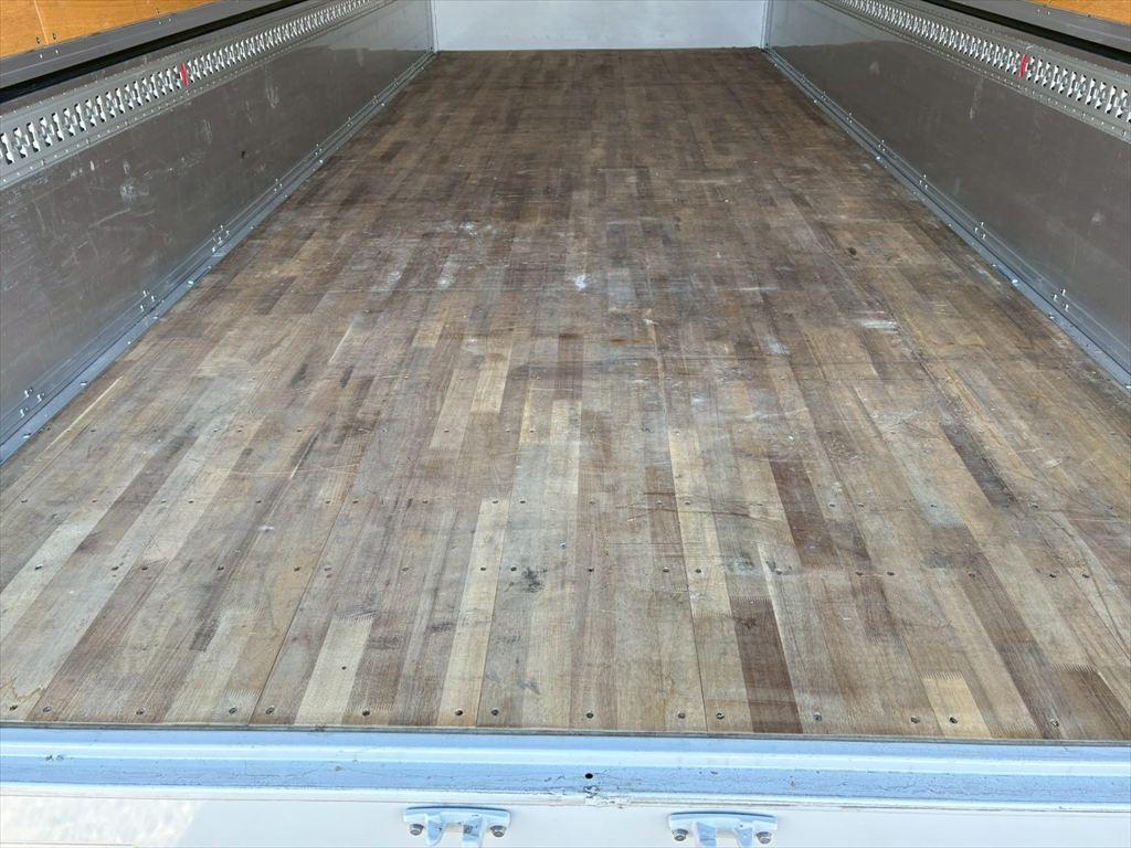 いすゞ フォワード 2RG-FTR90V4(2WD)の写真8