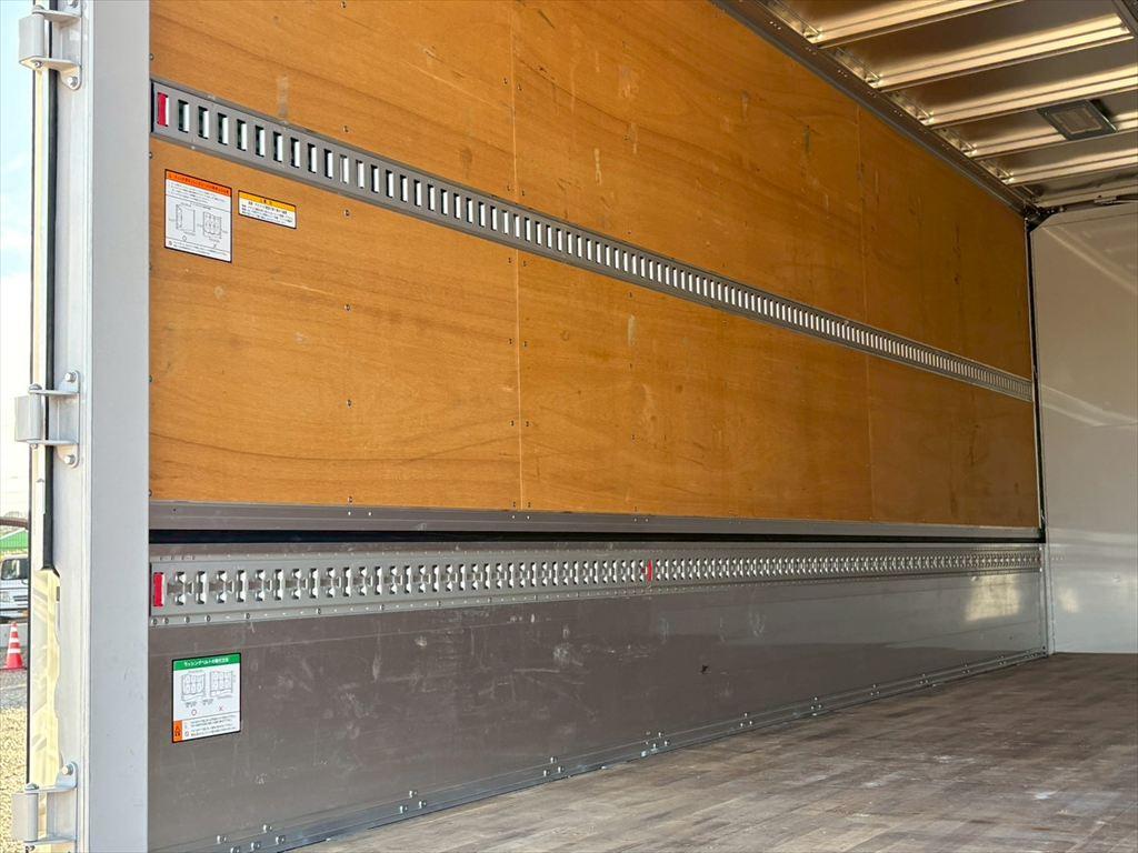 いすゞ フォワード 2RG-FTR90V4(2WD)の写真9