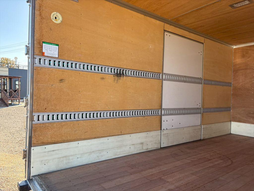 いすゞ エルフ 2RG-NPR88YN(2WD)の写真9