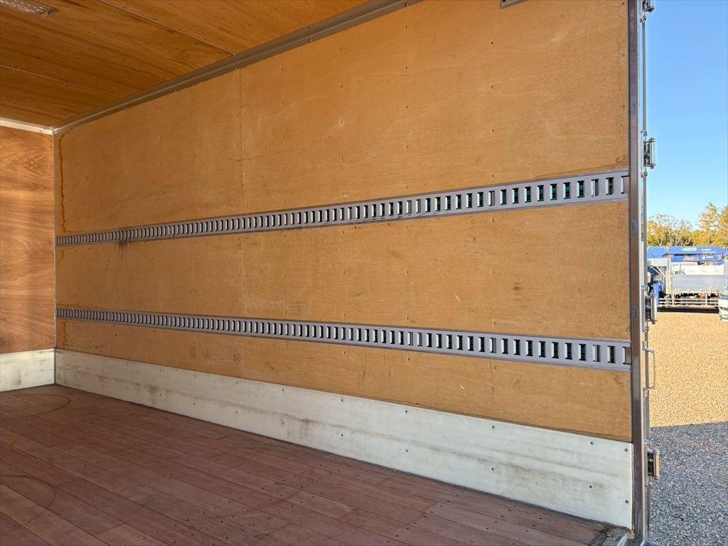 いすゞ エルフ 2RG-NPR88YN(2WD)の写真10