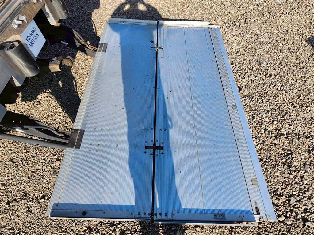 いすゞ ギガ 2PG-CYJ77C(8x4)の写真12