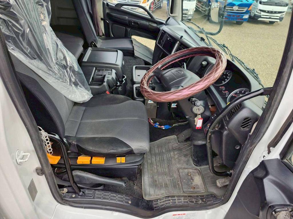 日野 プロフィア LKG-FS1AKAA(6x4)の写真21