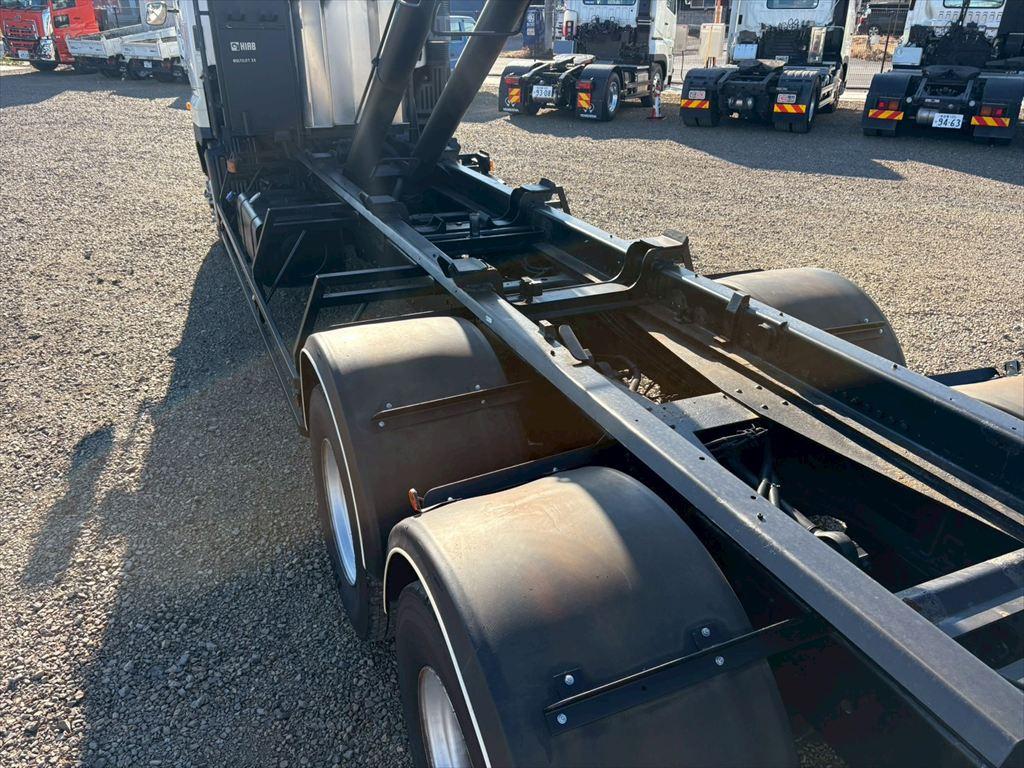 日野 プロフィア QKG-FS1EWBA(6x4)の写真12