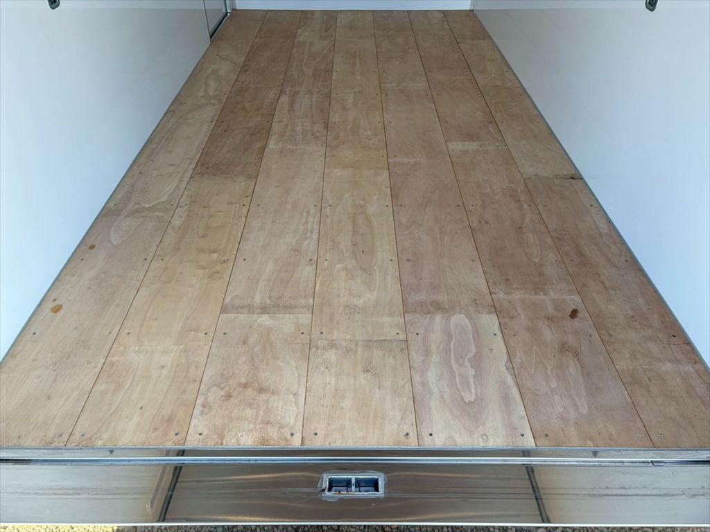 いすゞ エルフ 2TG-NPR88AM(2WD)の写真8