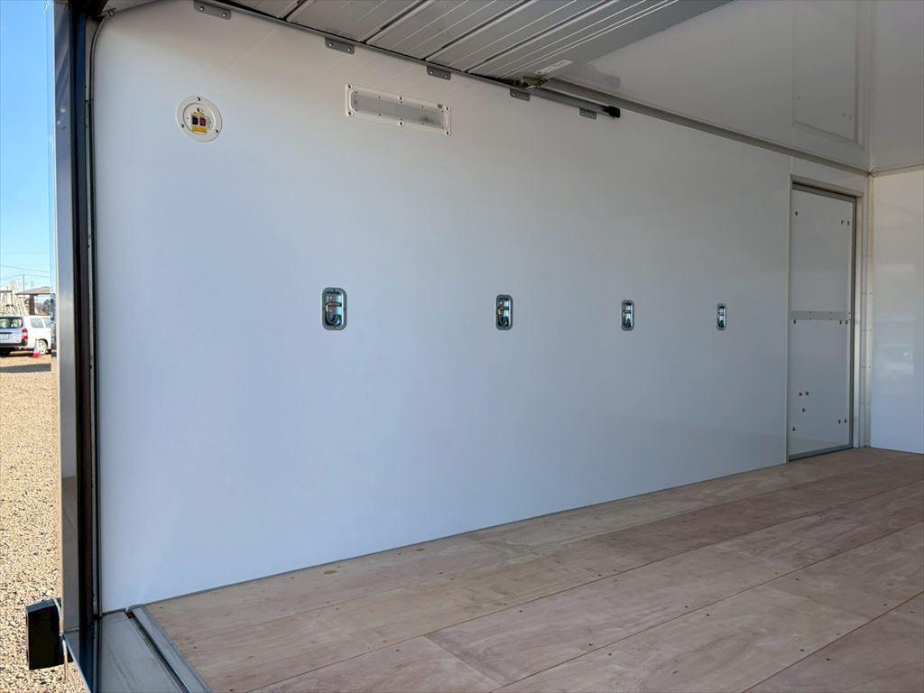 いすゞ エルフ 2TG-NPR88AM(2WD)の写真9