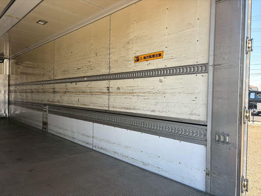 いすゞ ギガ QKG-CYJ77A(8x4)の写真10