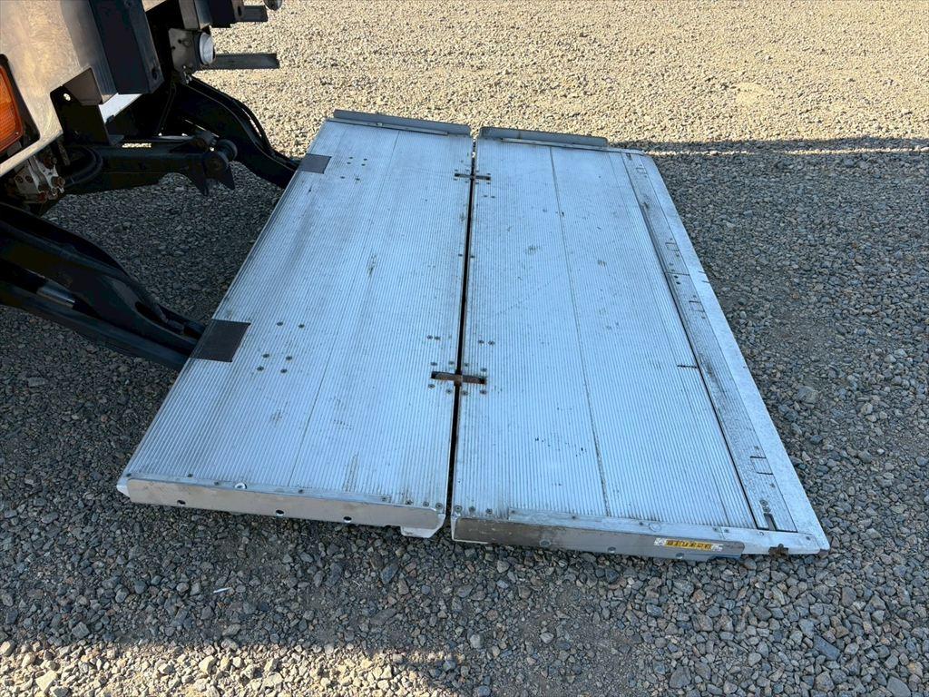 いすゞ ギガ QKG-CYJ77A(8x4)の写真12