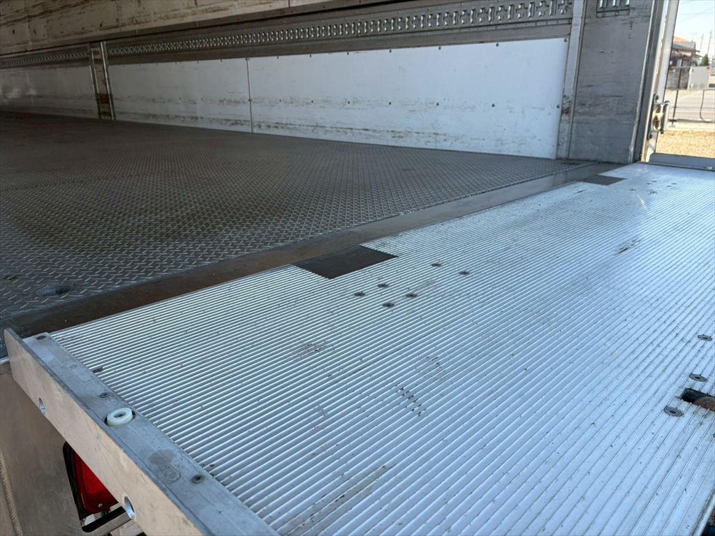 いすゞ ギガ QKG-CYJ77A(8x4)の写真13