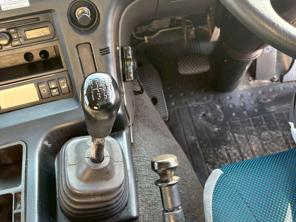 いすゞ ギガ QKG-CYJ77A(8x4)の写真23