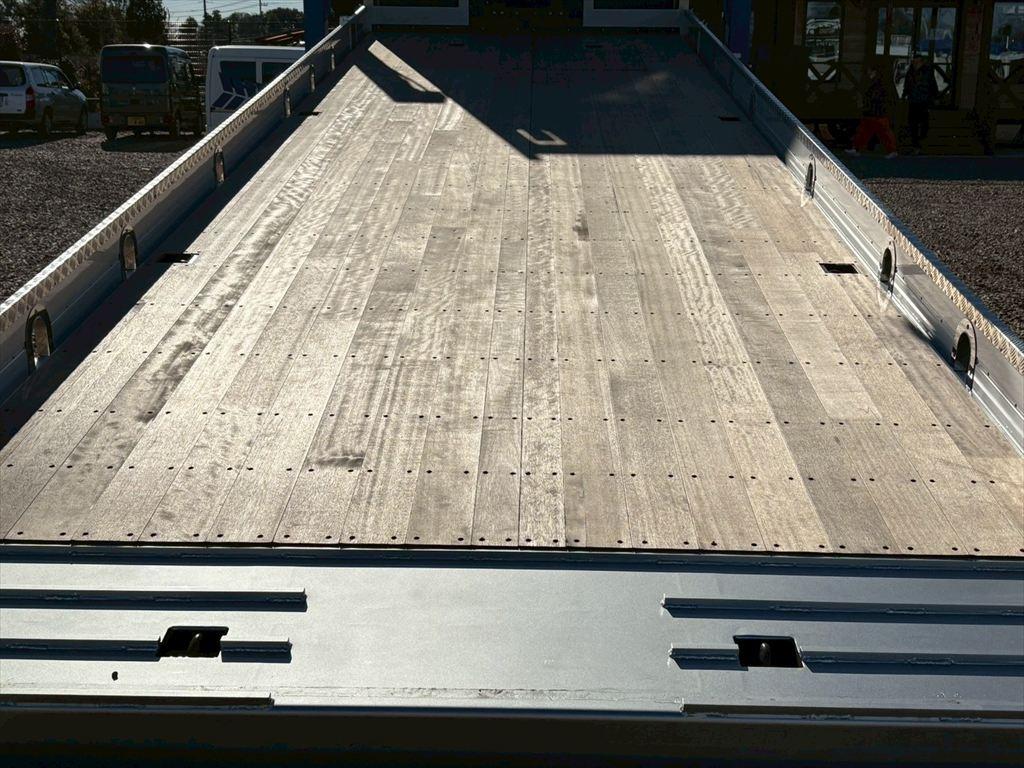 いすゞ ギガ 2PG-CYJ77C(8x4)の写真9