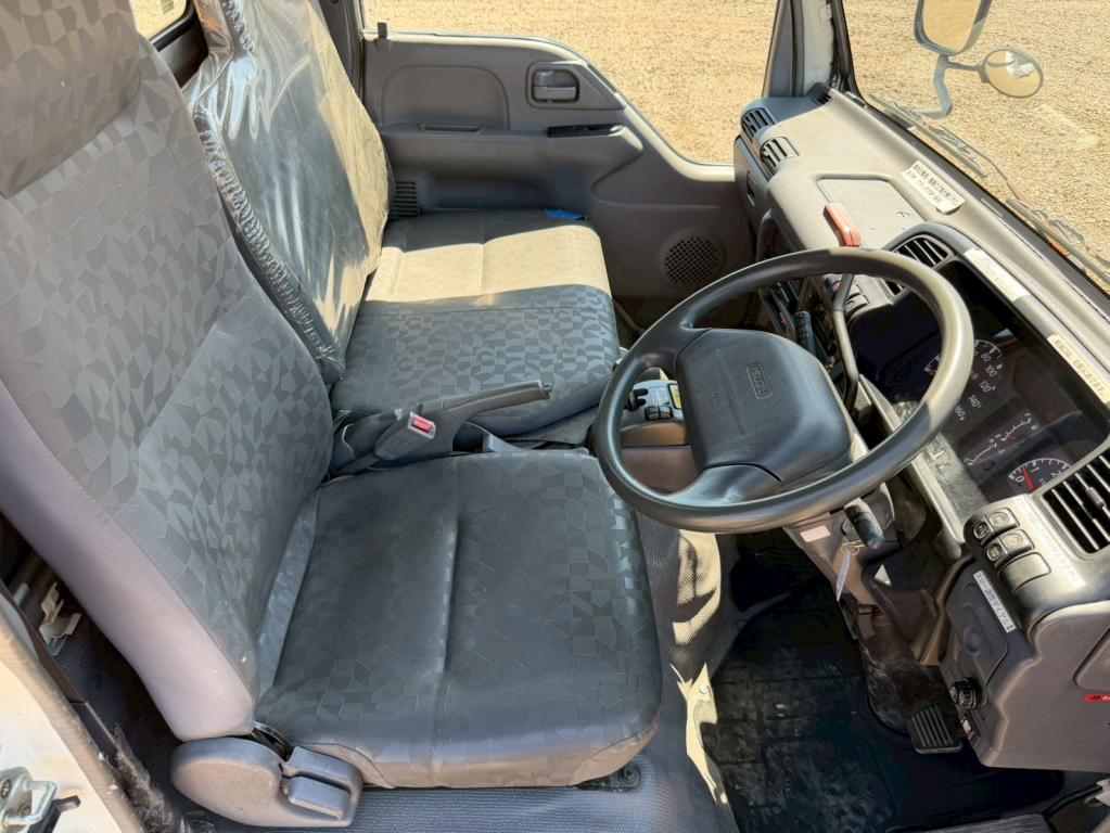 いすゞ エルフ PB-NKR81AN(2WD)の写真9