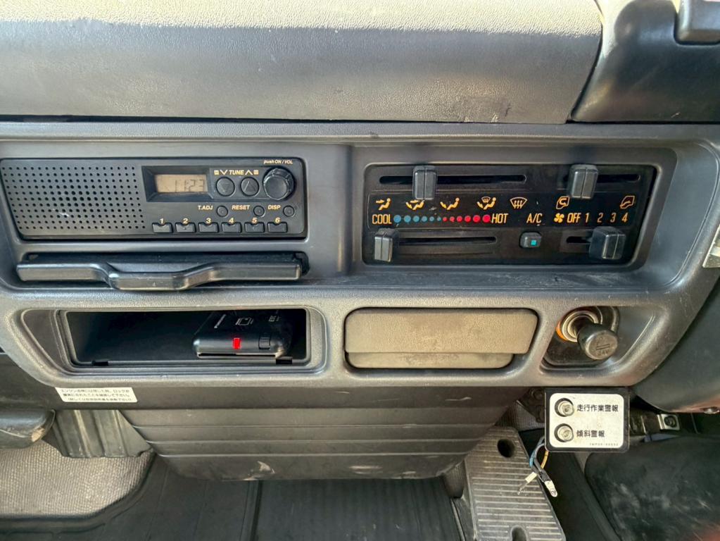 いすゞ エルフ PB-NKR81AN(2WD)の写真10