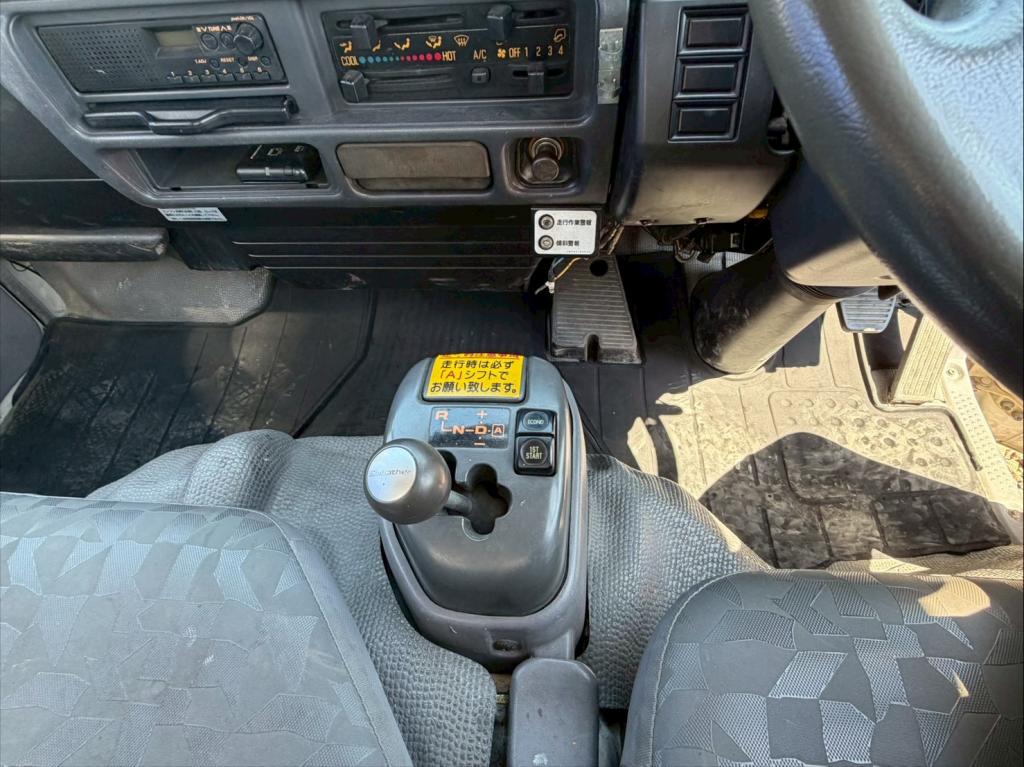 いすゞ エルフ PB-NKR81AN(2WD)の写真11