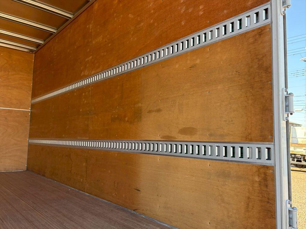 いすゞ エルフ 2RG-NPR88AN(2WD)の写真10