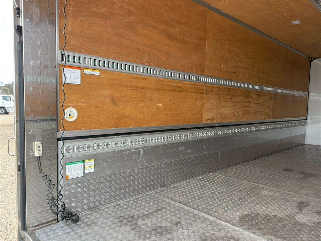 いすゞ フォワード 2RG-FRR90T2(2WD)の写真9