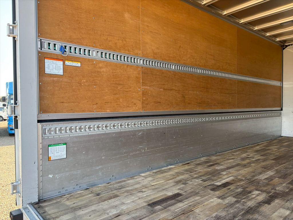 いすゞ フォワード 2RG-FRR90T2(2WD)の写真9