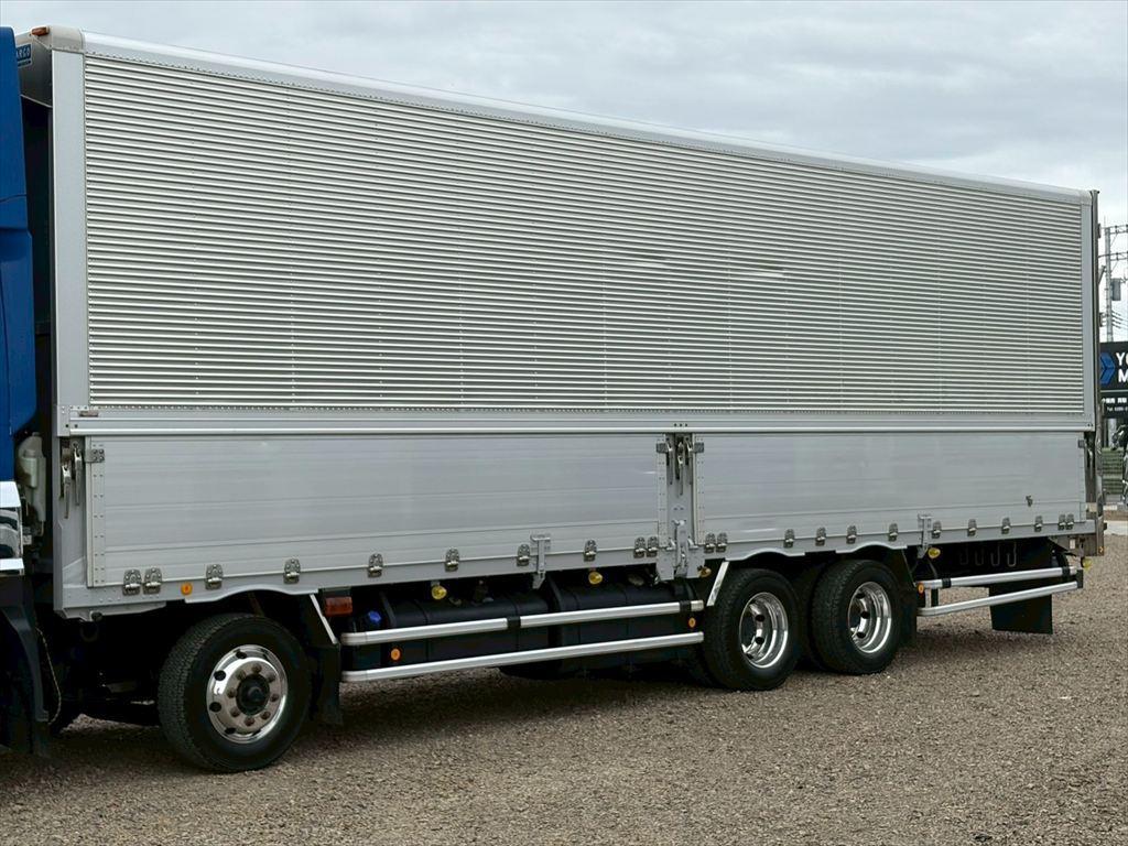 いすゞ ギガ QPG-CYJ77B(8x4)の写真6