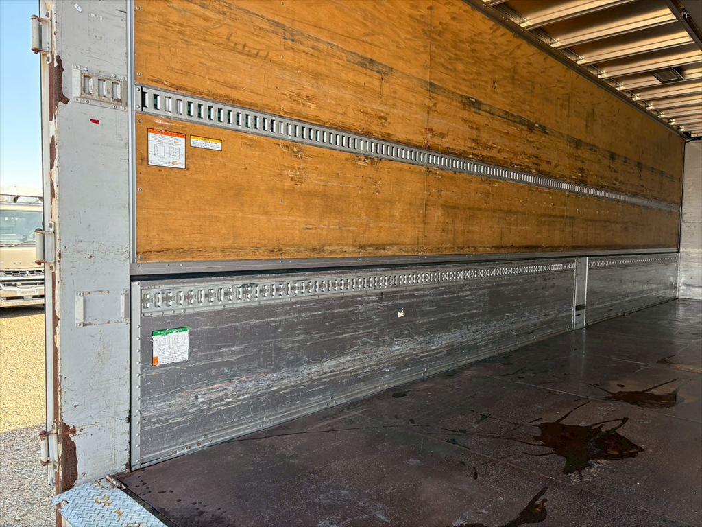 いすゞ ギガ QKG-CYJ77B(8x4)の写真9