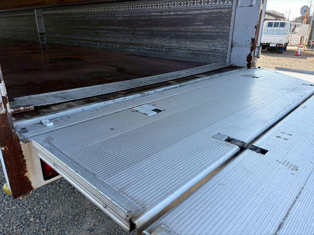 いすゞ ギガ QKG-CYJ77B(8x4)の写真13