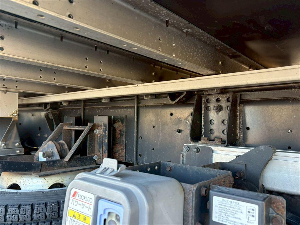 いすゞ ギガ QKG-CYJ77B(8x4)の写真15