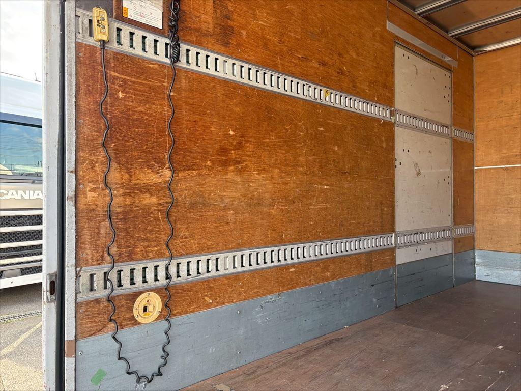 いすゞ エルフ BDG-NMR85N(2WD)の写真9