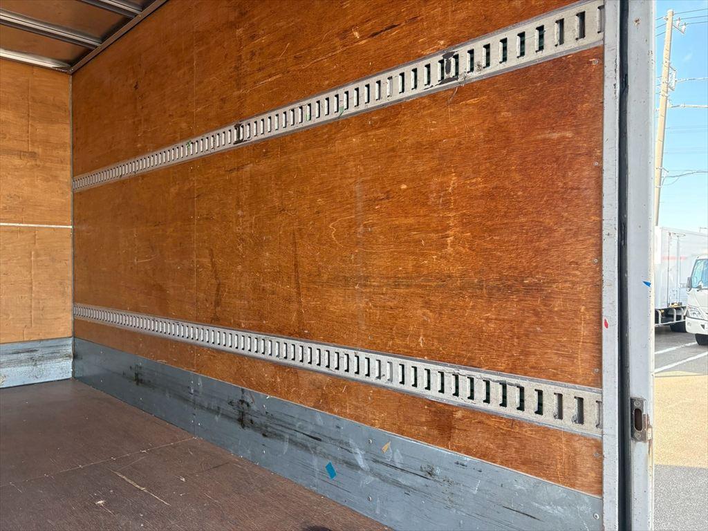 いすゞ エルフ BDG-NMR85N(2WD)の写真10