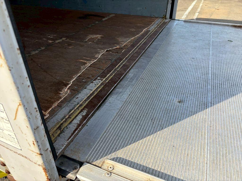 いすゞ エルフ BDG-NMR85N(2WD)の写真13