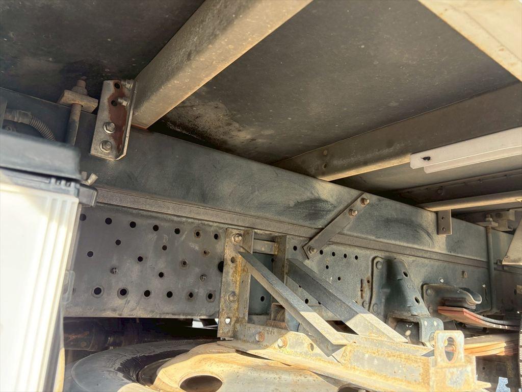 いすゞ エルフ BDG-NMR85N(2WD)の写真15