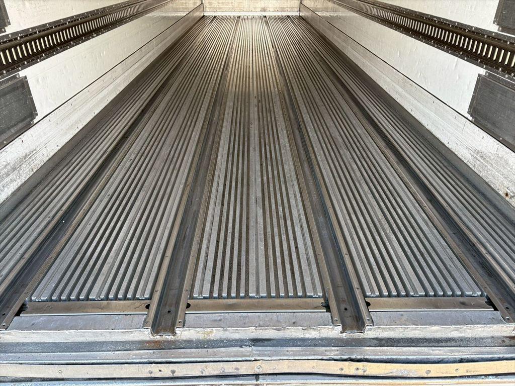 いすゞ ギガ QKG-CYJ77A(8x4)の写真8