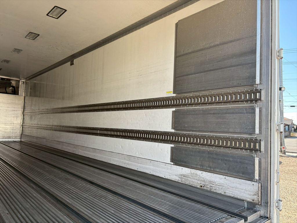 いすゞ ギガ QKG-CYJ77A(8x4)の写真10