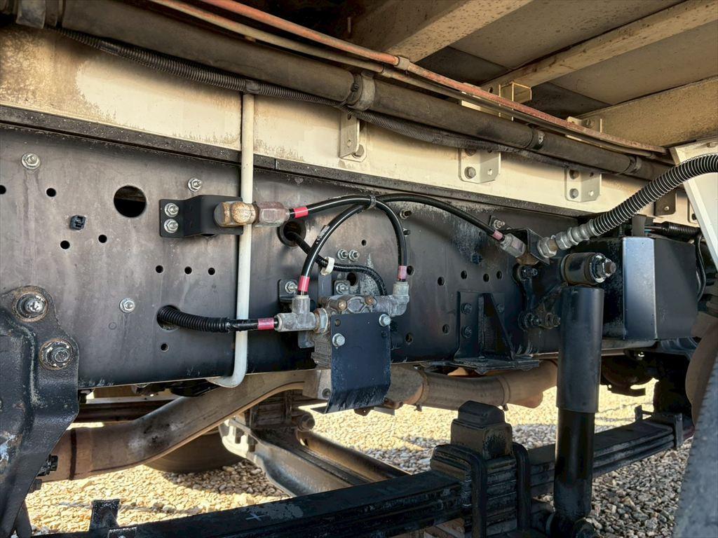 いすゞ ギガ QKG-CYJ77A(8x4)の写真16