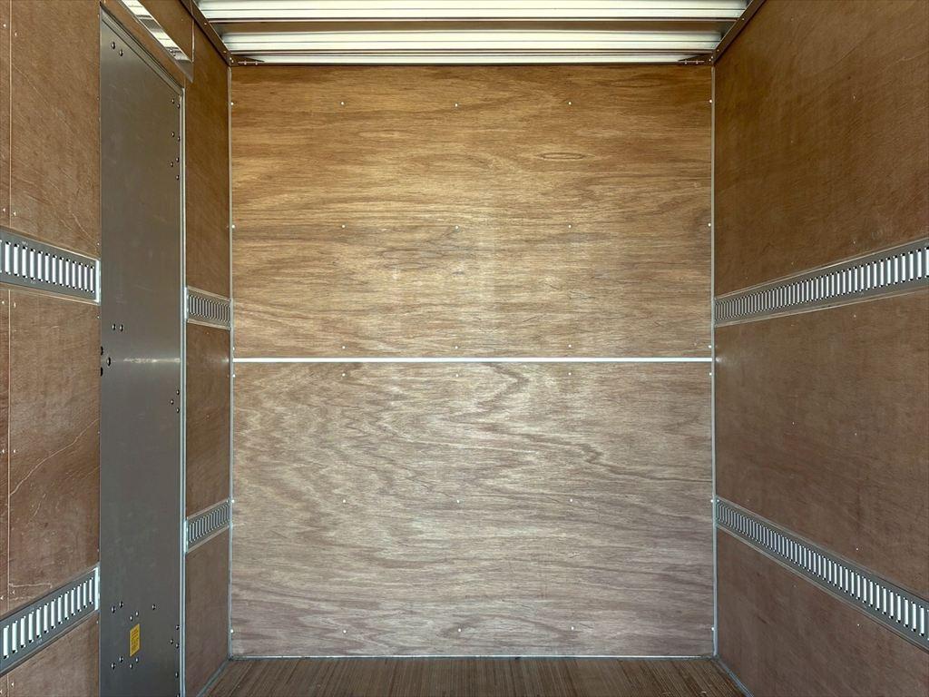 いすゞ エルフ 2TG-NLR88AM(2WD)の写真7