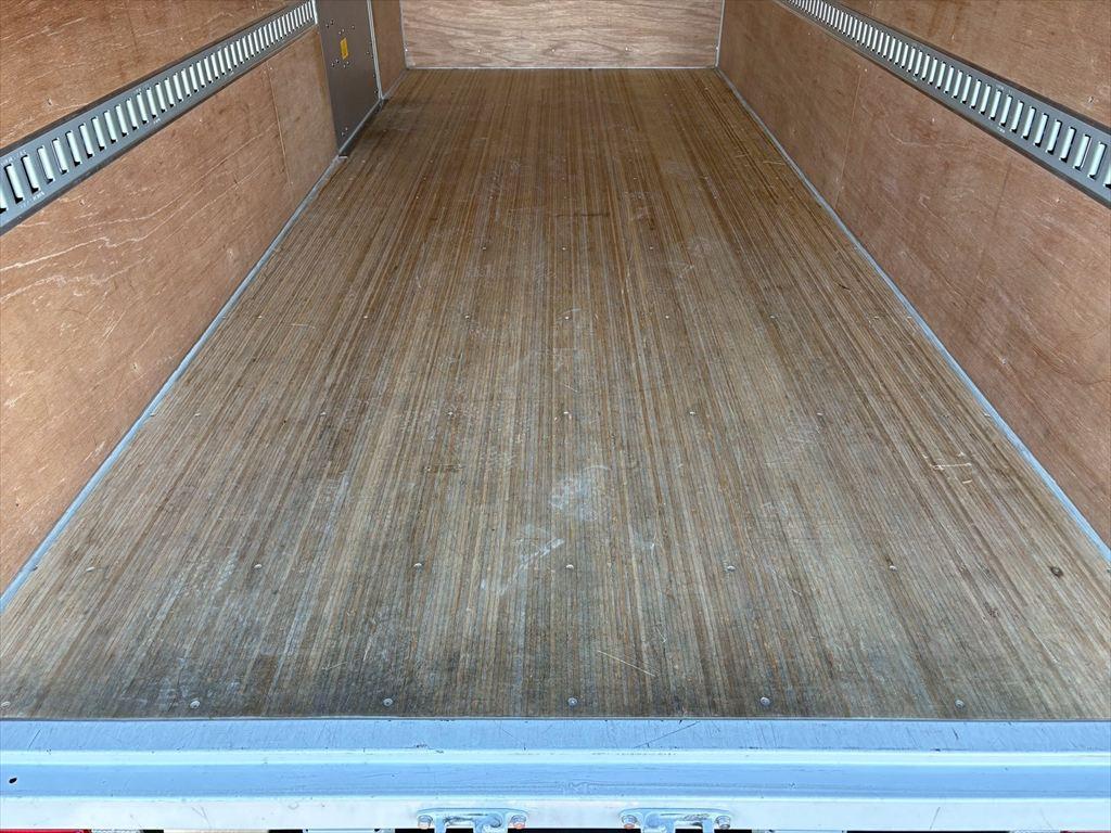 いすゞ エルフ 2TG-NLR88AM(2WD)の写真8