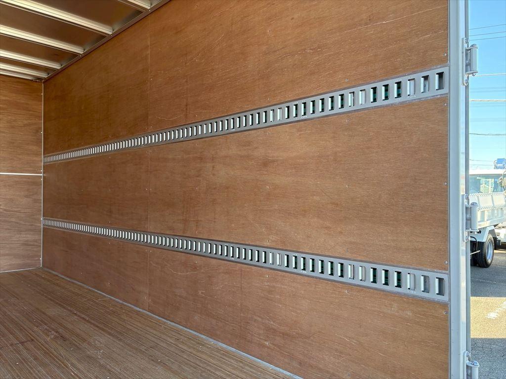 いすゞ エルフ 2TG-NLR88AM(2WD)の写真10