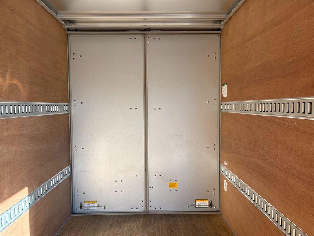 いすゞ エルフ 2TG-NLR88AM(2WD)の写真11