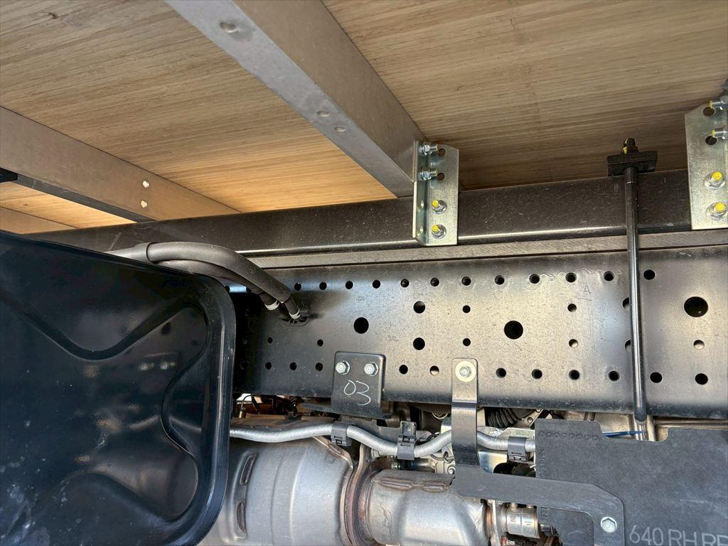 いすゞ エルフ 2TG-NLR88AM(2WD)の写真17