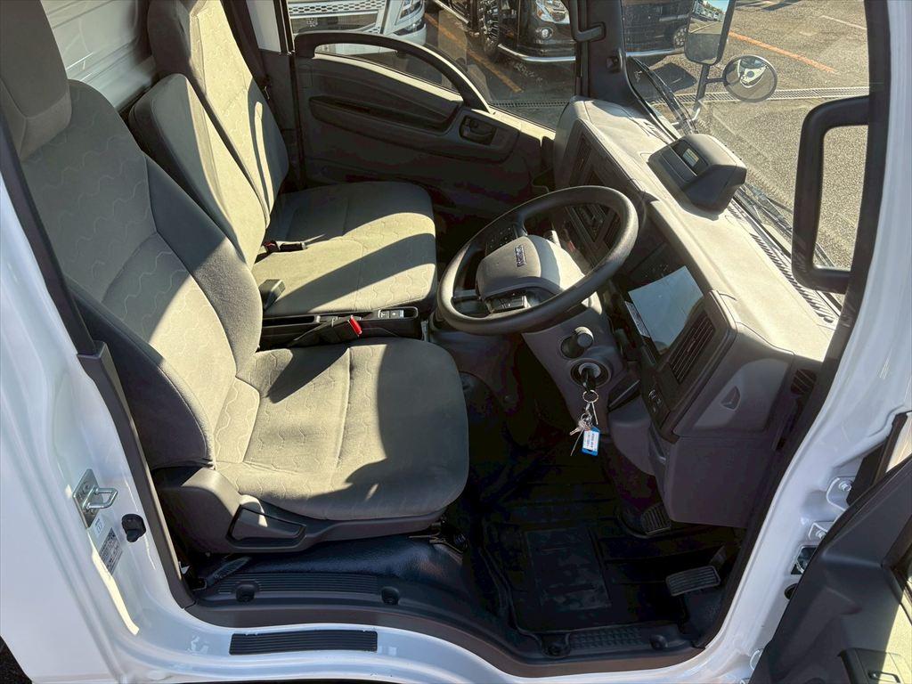 いすゞ エルフ 2TG-NLR88AM(2WD)の写真21