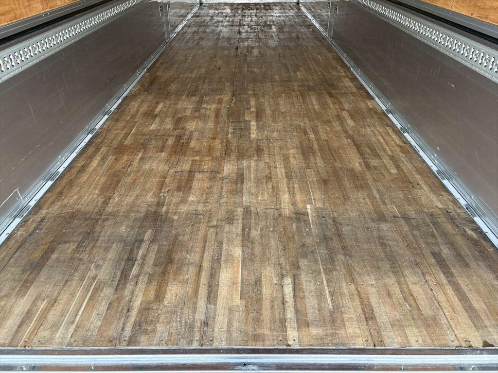 いすゞ ギガ 2PG-CYJ77C(8x4)の写真8