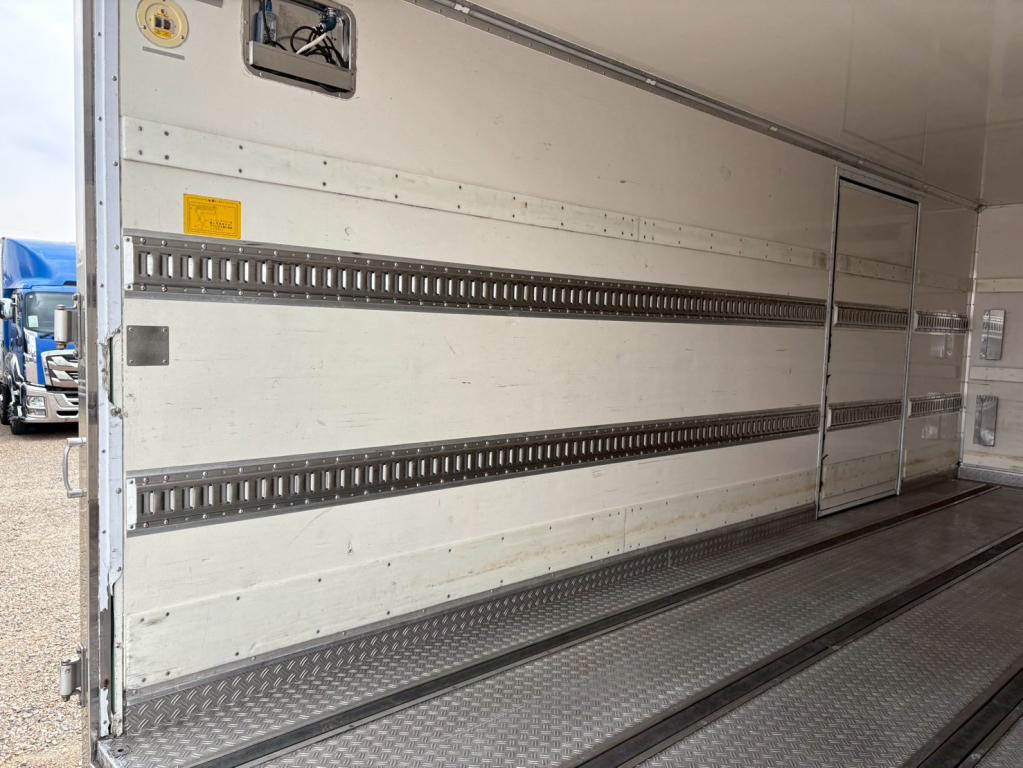 いすゞ フォワード 2PG-FRR90T2(2WD)の写真9