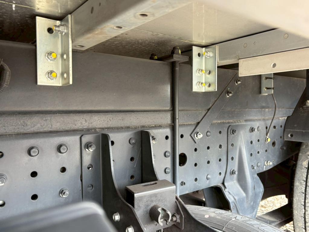 三菱 キャンター 2RG-FBAV0(2WD)の写真15