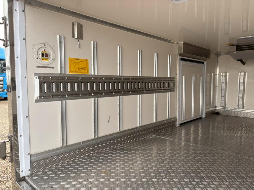 三菱 キャンター 2TG-FBA00(2WD)の写真9