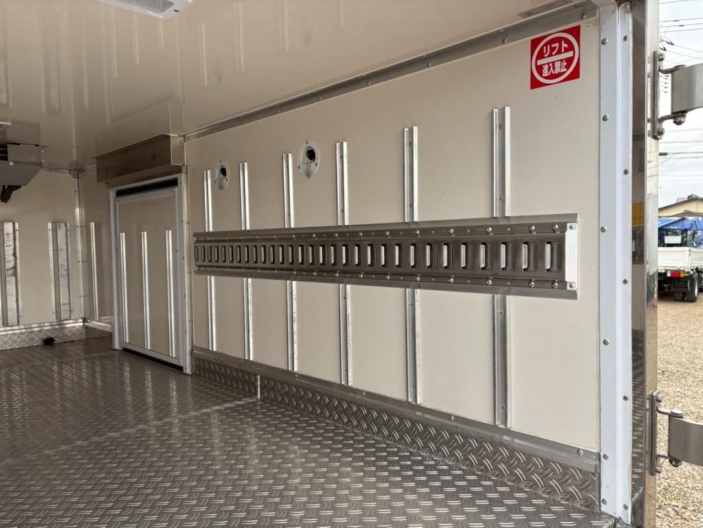 三菱 キャンター 2TG-FBA00(2WD)の写真10