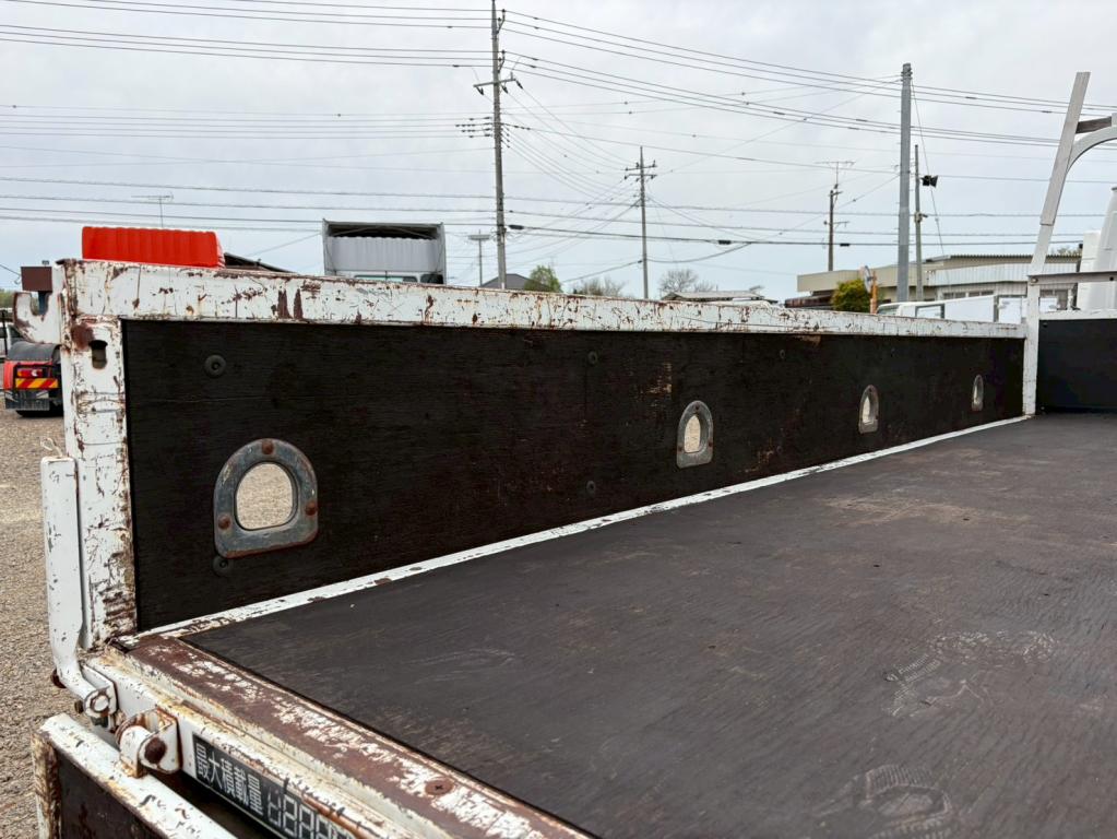 いすゞ エルフ BKG-NKR85AR(2WD)の写真9